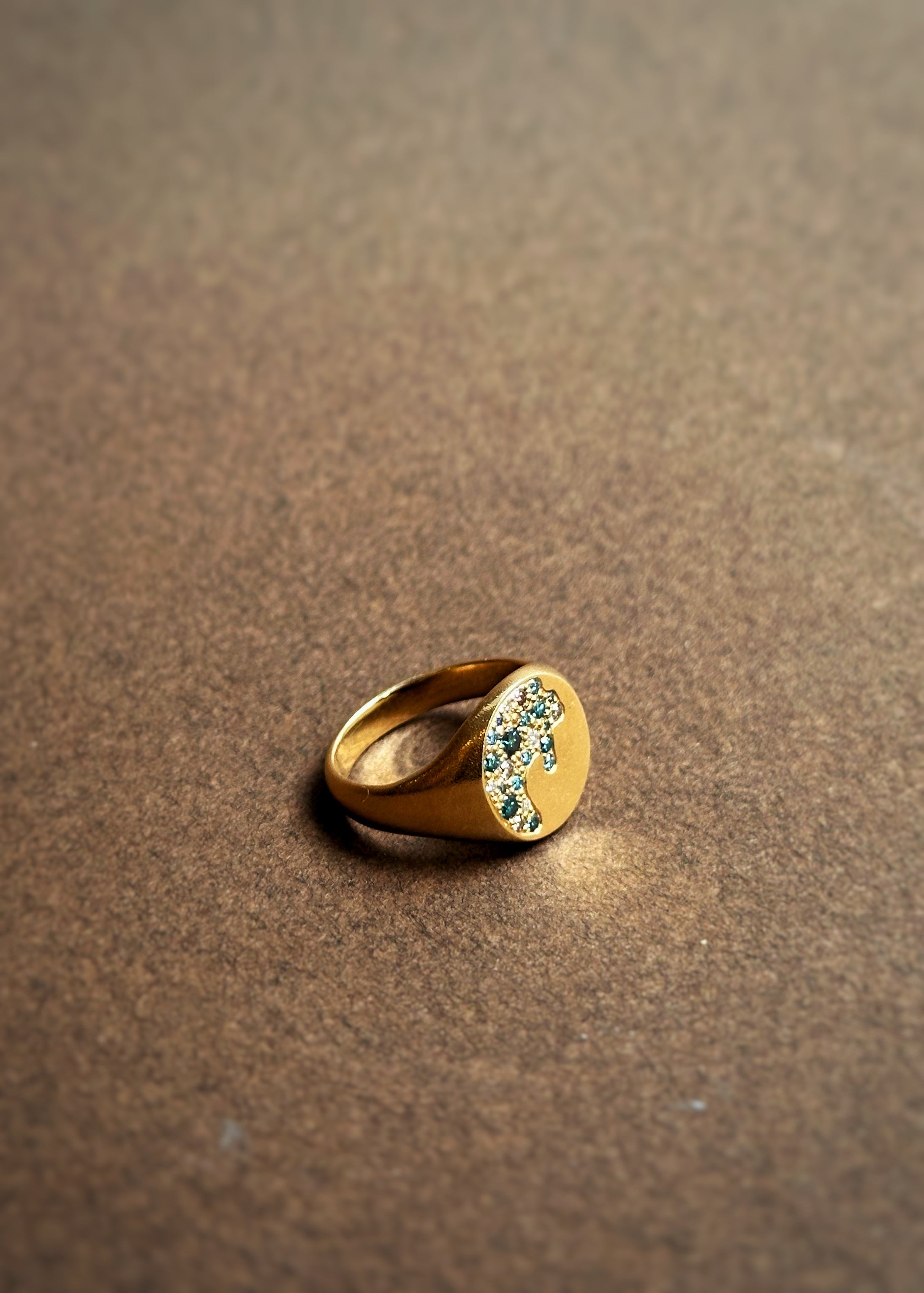 Signetring - Paveret med blå diamanter