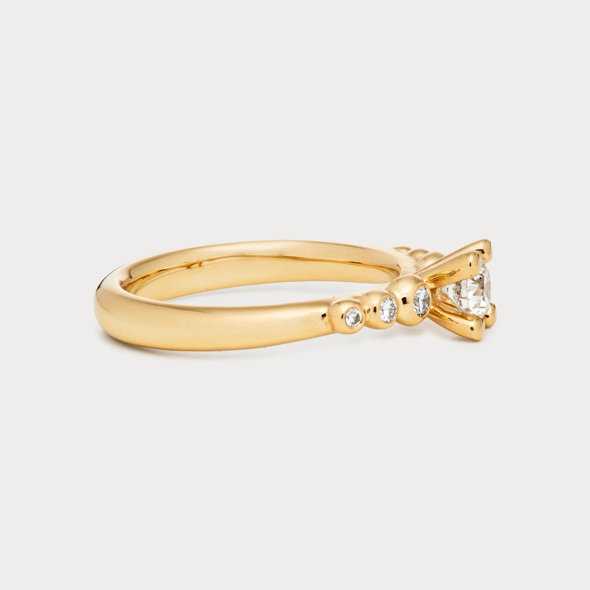 Ring - Diamant med sidesten