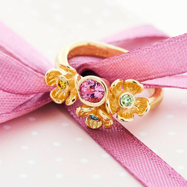 Buketring i guld med spinel