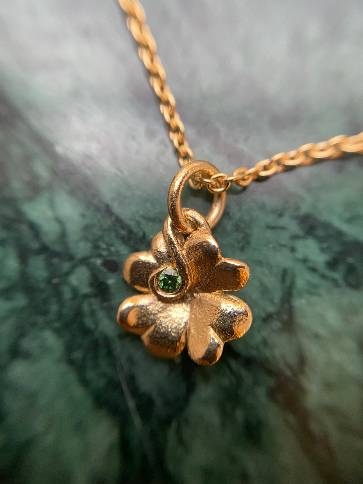 Vedhæng - Lucky 18 kt guld med brillant