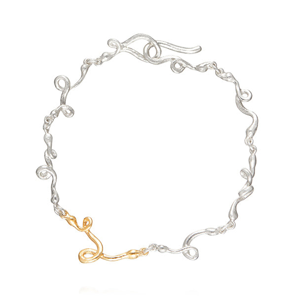 Krøller, et armbånd i sølv og guld Milas Jewellery Cph