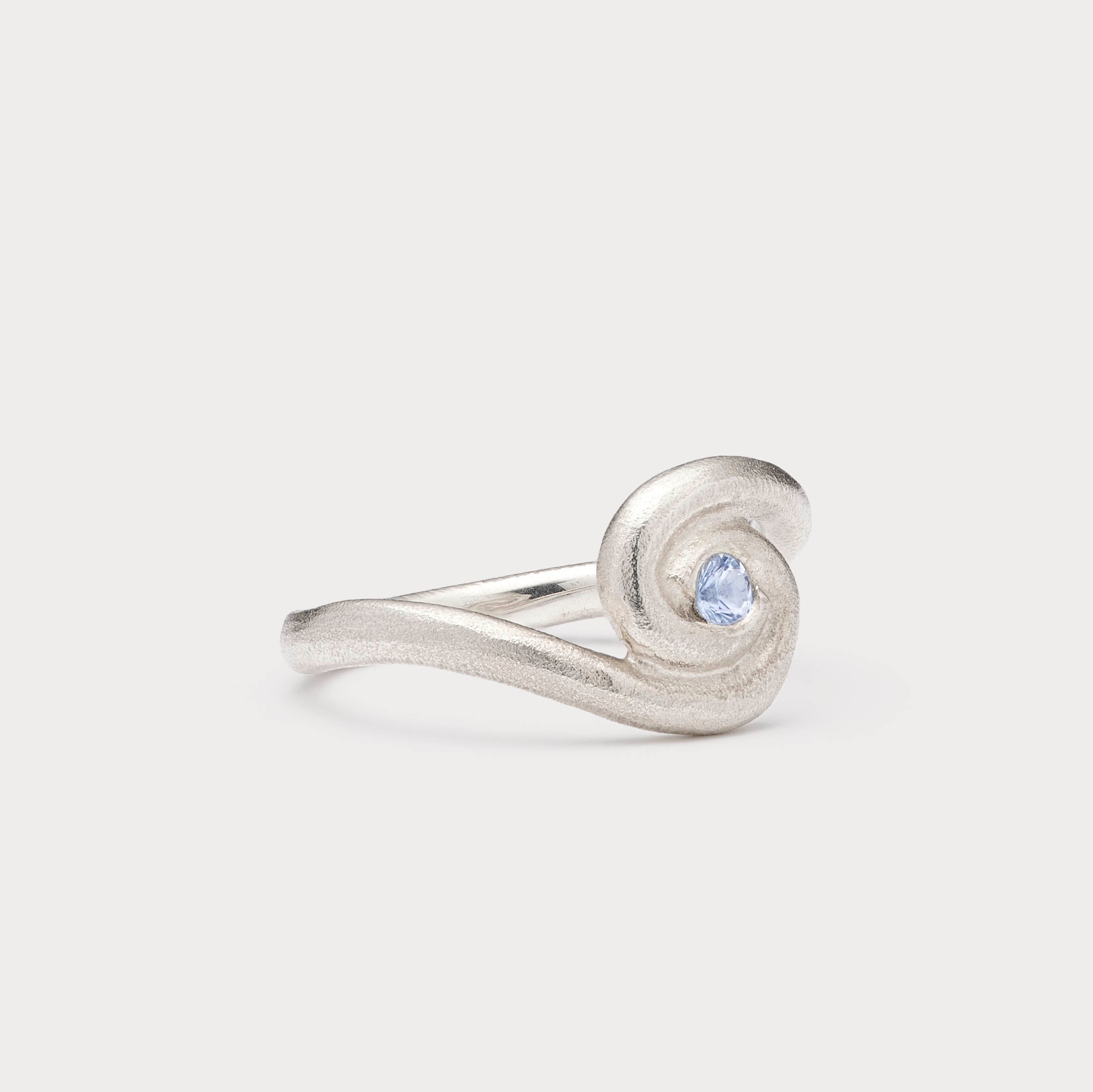Ring - Balance sølv med safir