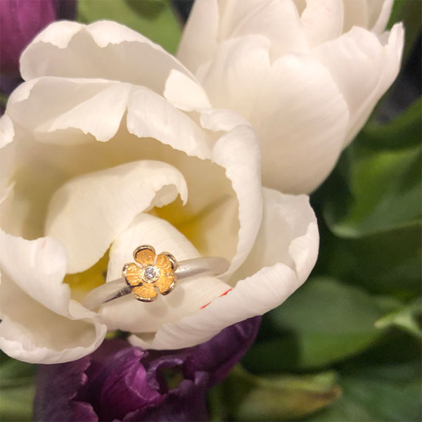 Samlering med blomst og diamant