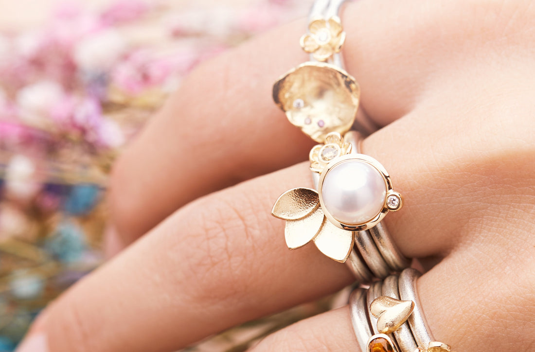 samleringe med perler, diamanter, blomster og hjerter