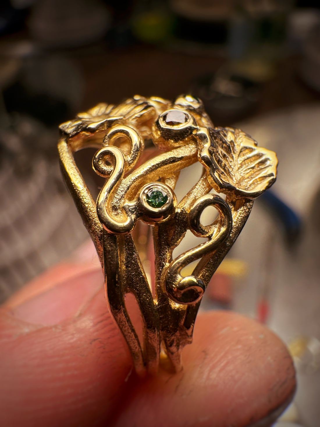 Ring - 18kt med vinblade og diamanter