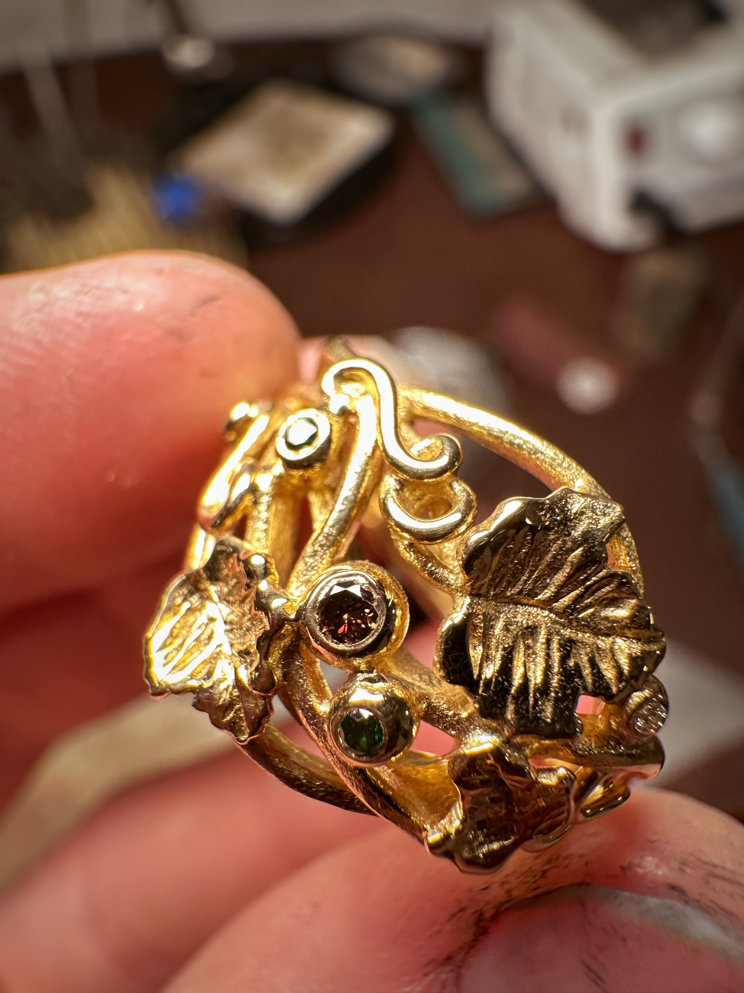 Ring - 18kt med vinblade og diamanter