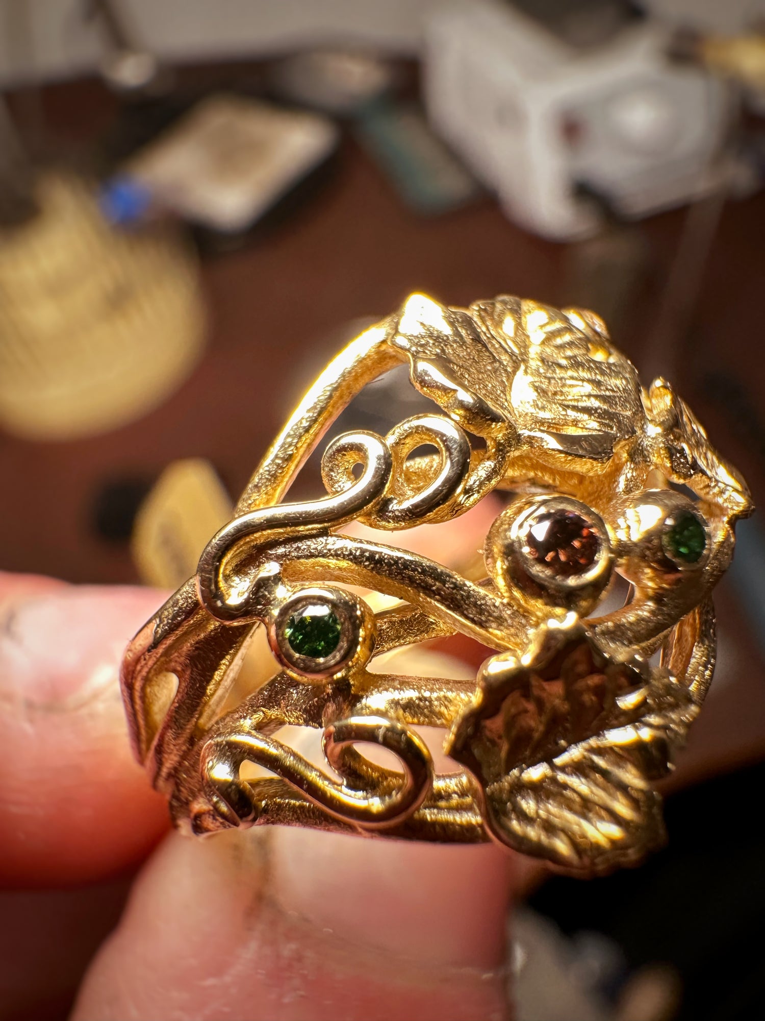 Ring - 18kt med vinblade og diamanter