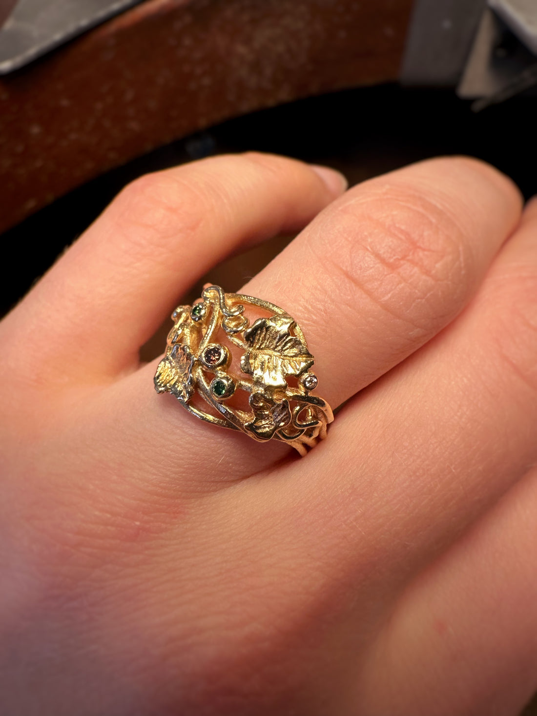 Ring - 18kt med vinblade og diamanter