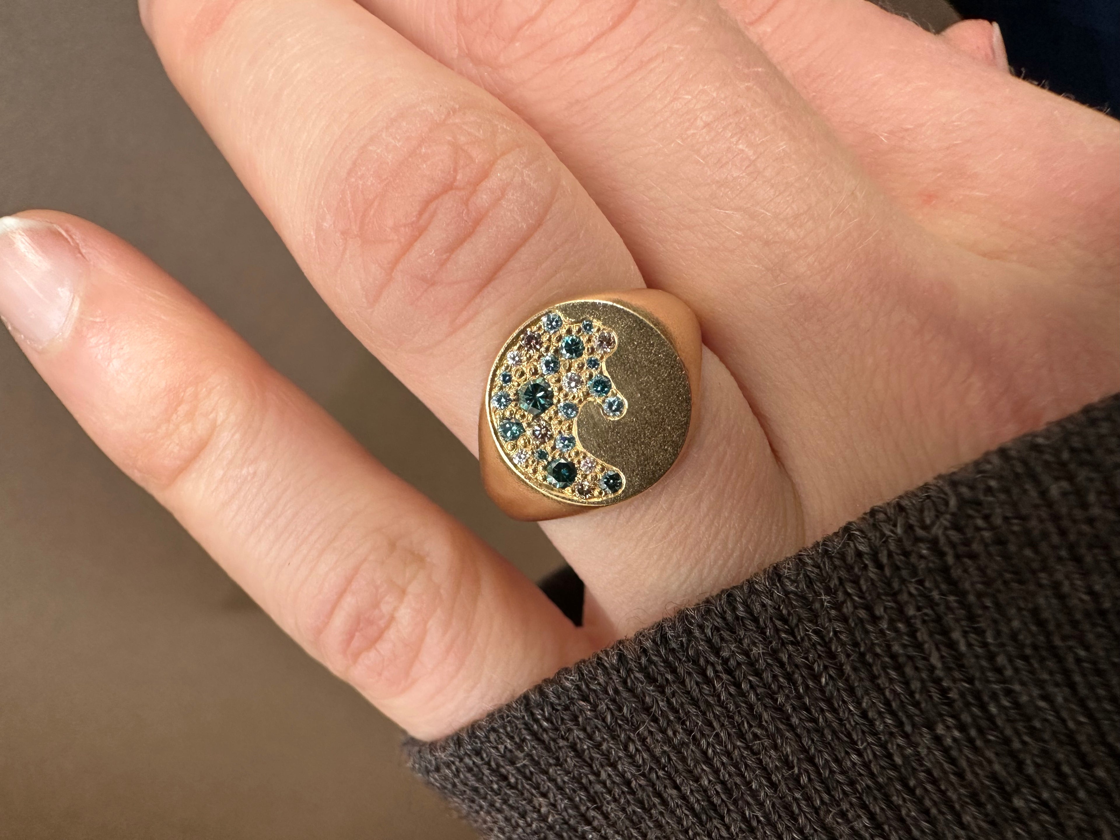 Signetring - Paveret med blå diamanter