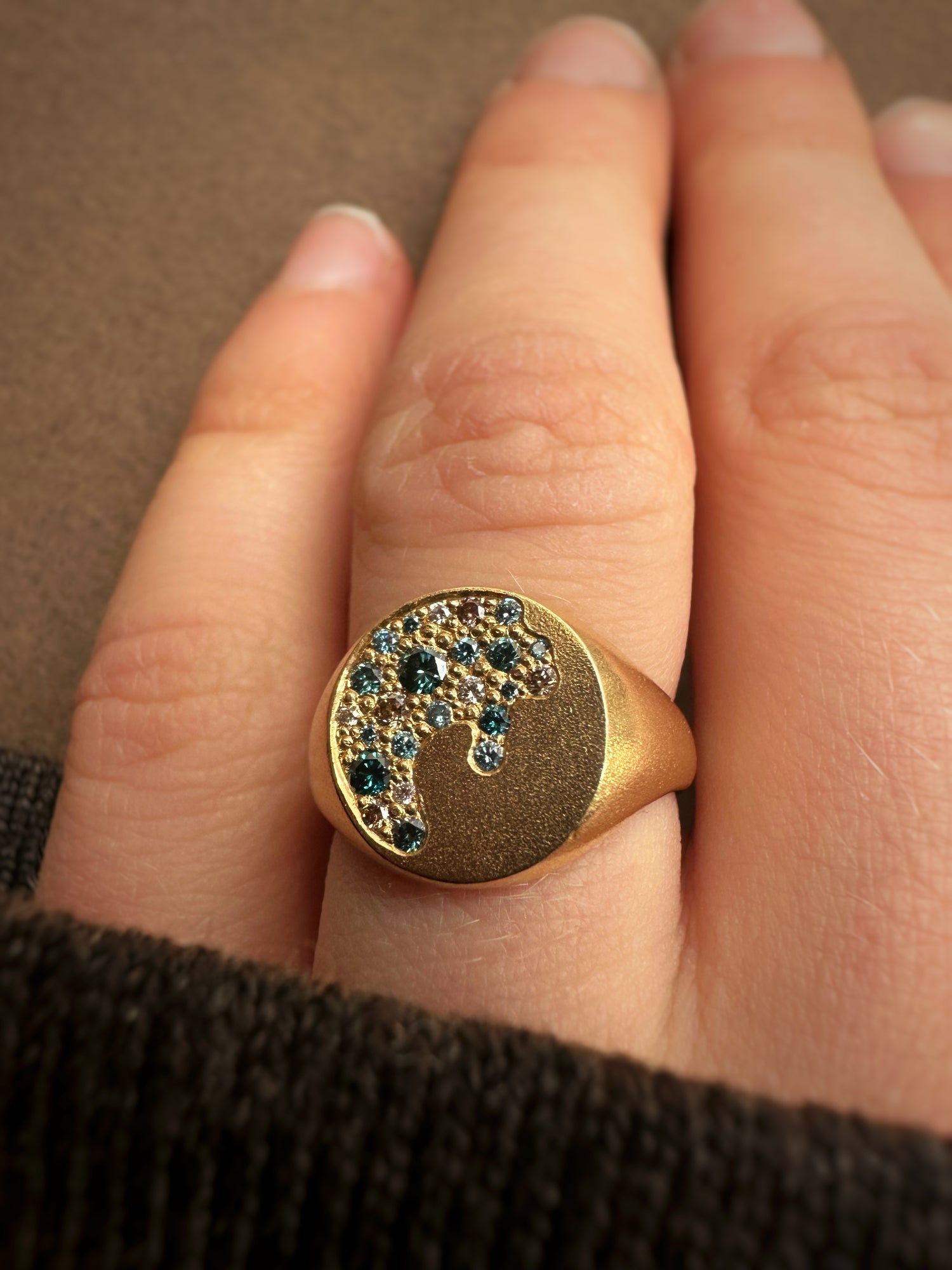 Signetring - Paveret med blå diamanter