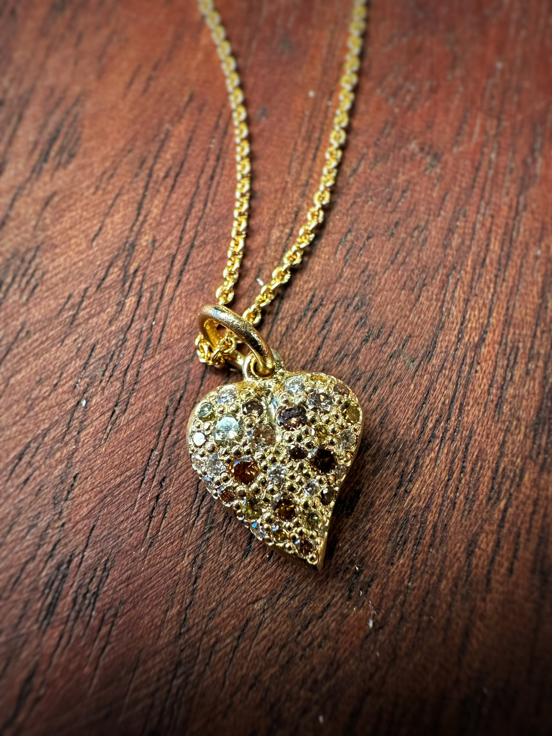 Hjertevedhæng - Paveret med gyldne diamanter