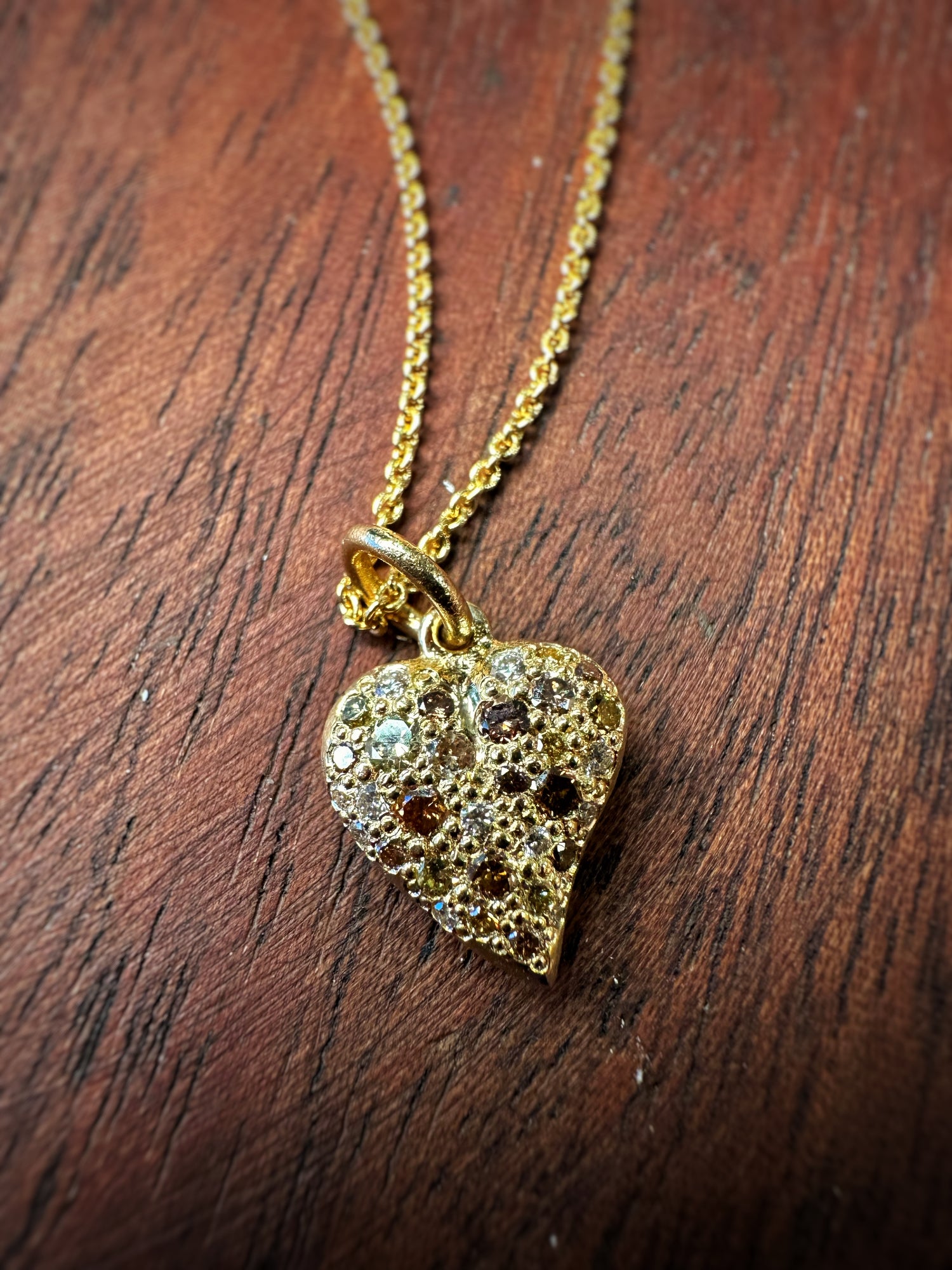 Hjertevedhæng - Paveret med gyldne diamanter