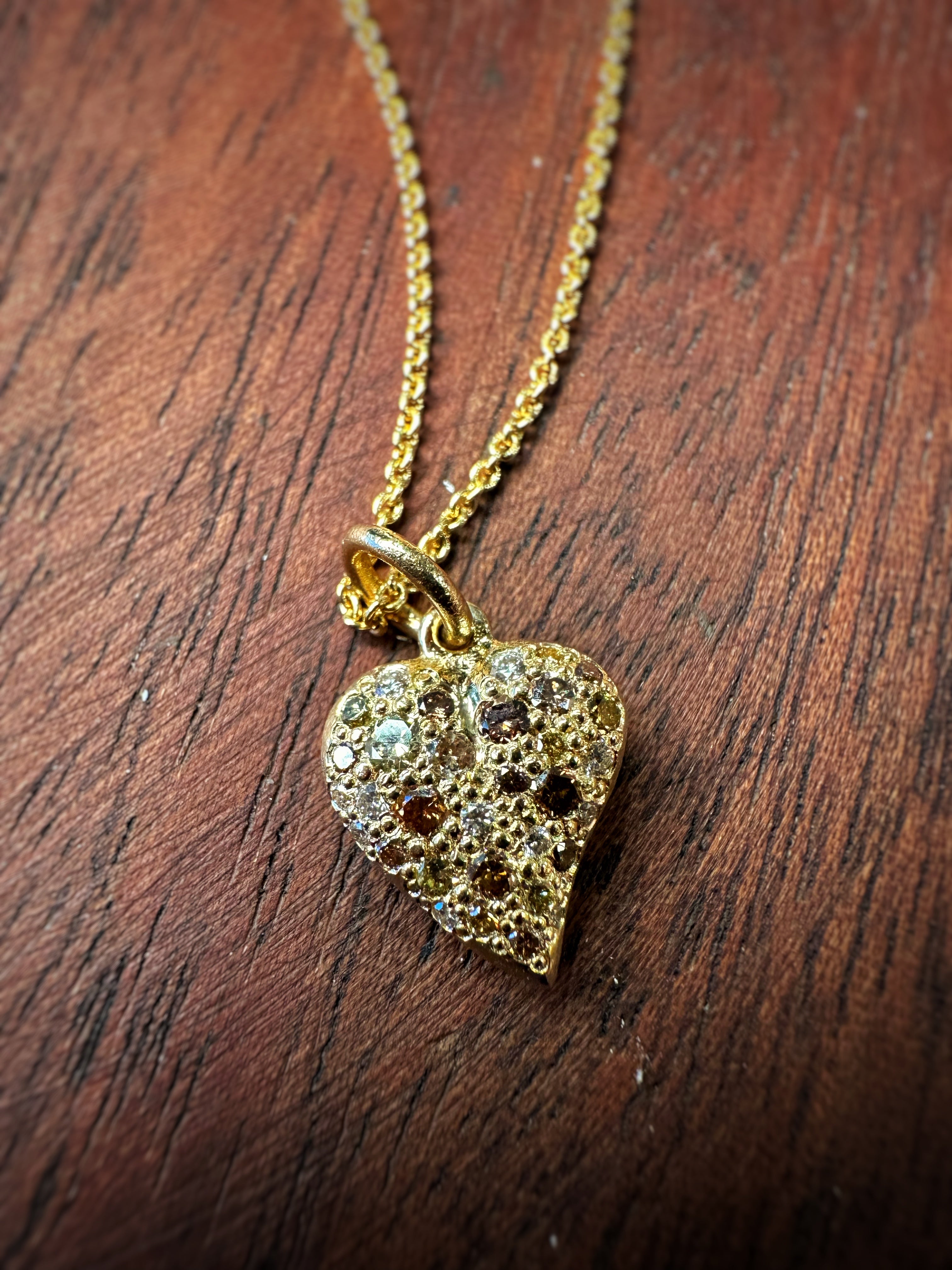 Hjertevedhæng - Paveret med gyldne diamanter