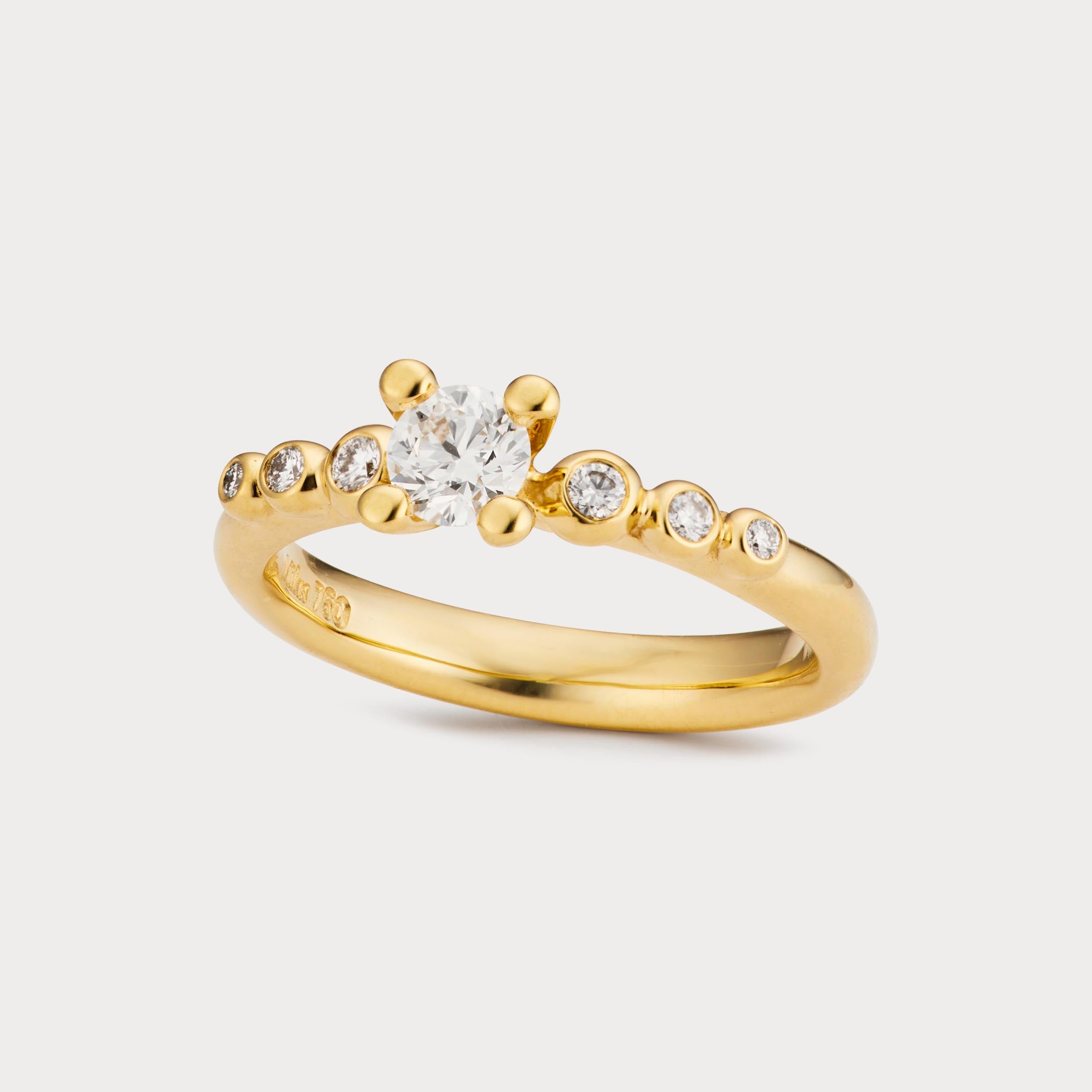 Ring - Diamant med sidesten