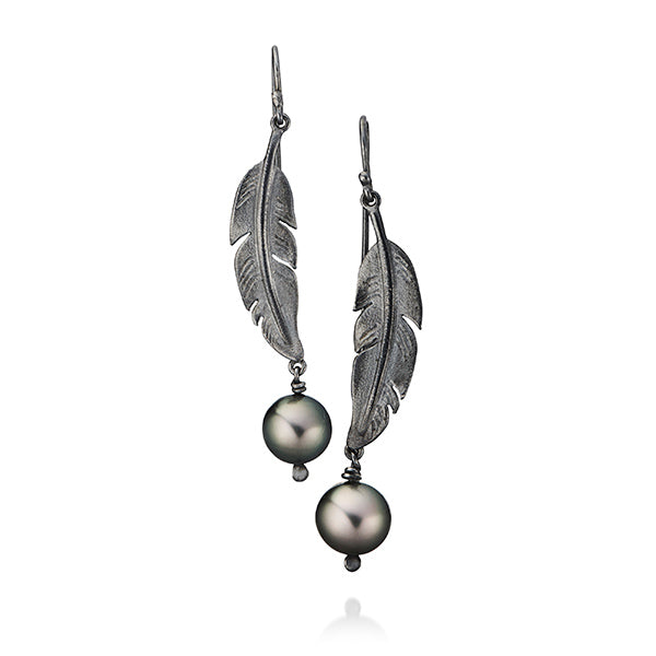 Øreringe i oxyderet sølv med pocahontas og tahiti perler
