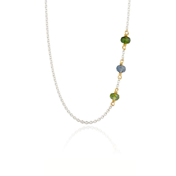 Three gems sølv halskæde med guld og grønne ædelsten
